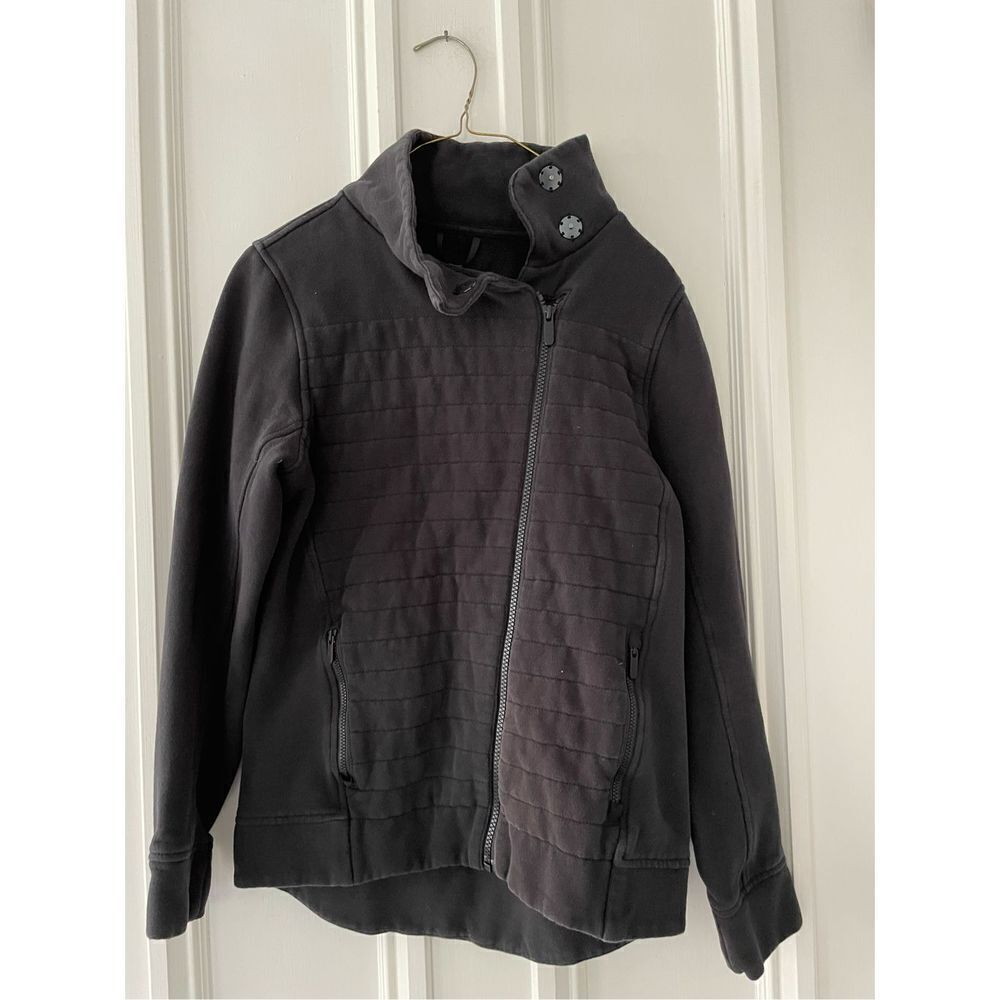 Lululemon black asymmetric zip quilted sweatshirt 2 or 4